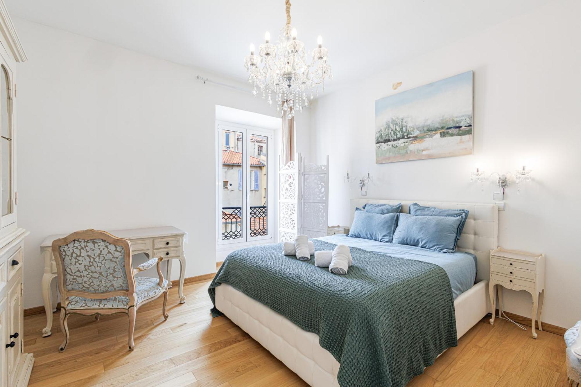Sicardi - Elegant In Old Town