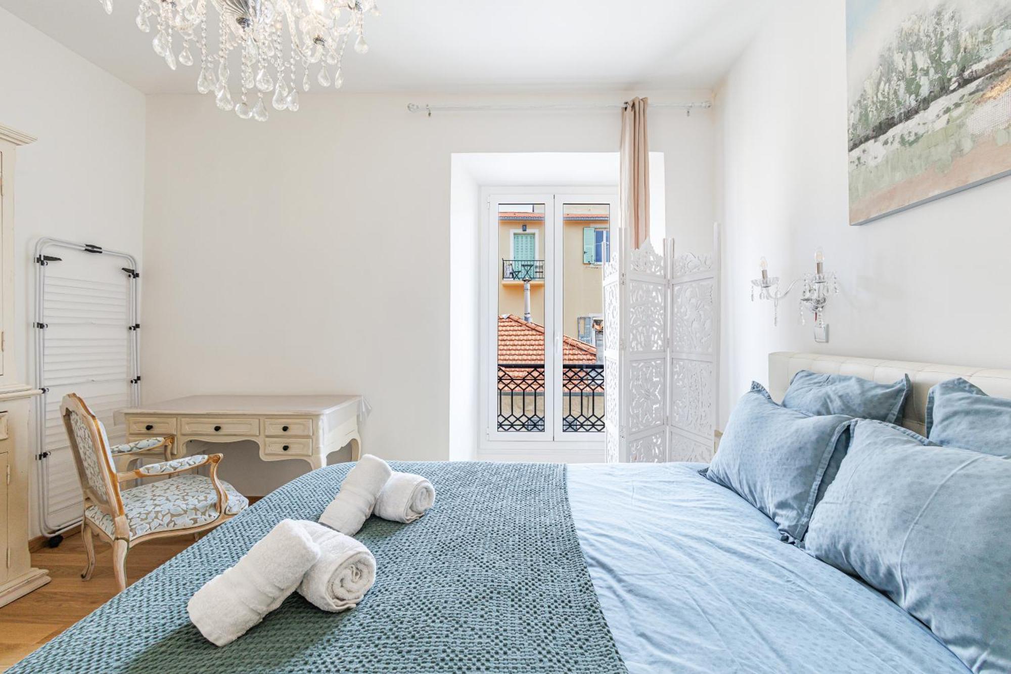 Sicardi - Elegant In Old Town