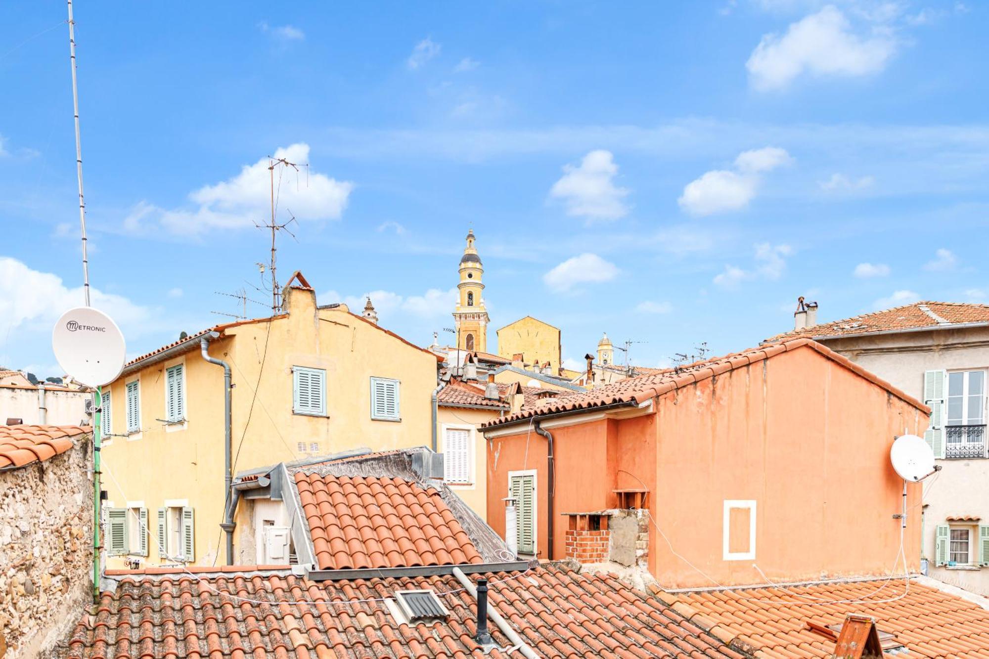 Sicardi - Elegant In Old Town *